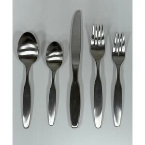 Oneida Heirloom Astrid 5-Piece Silverware Setting. KT102